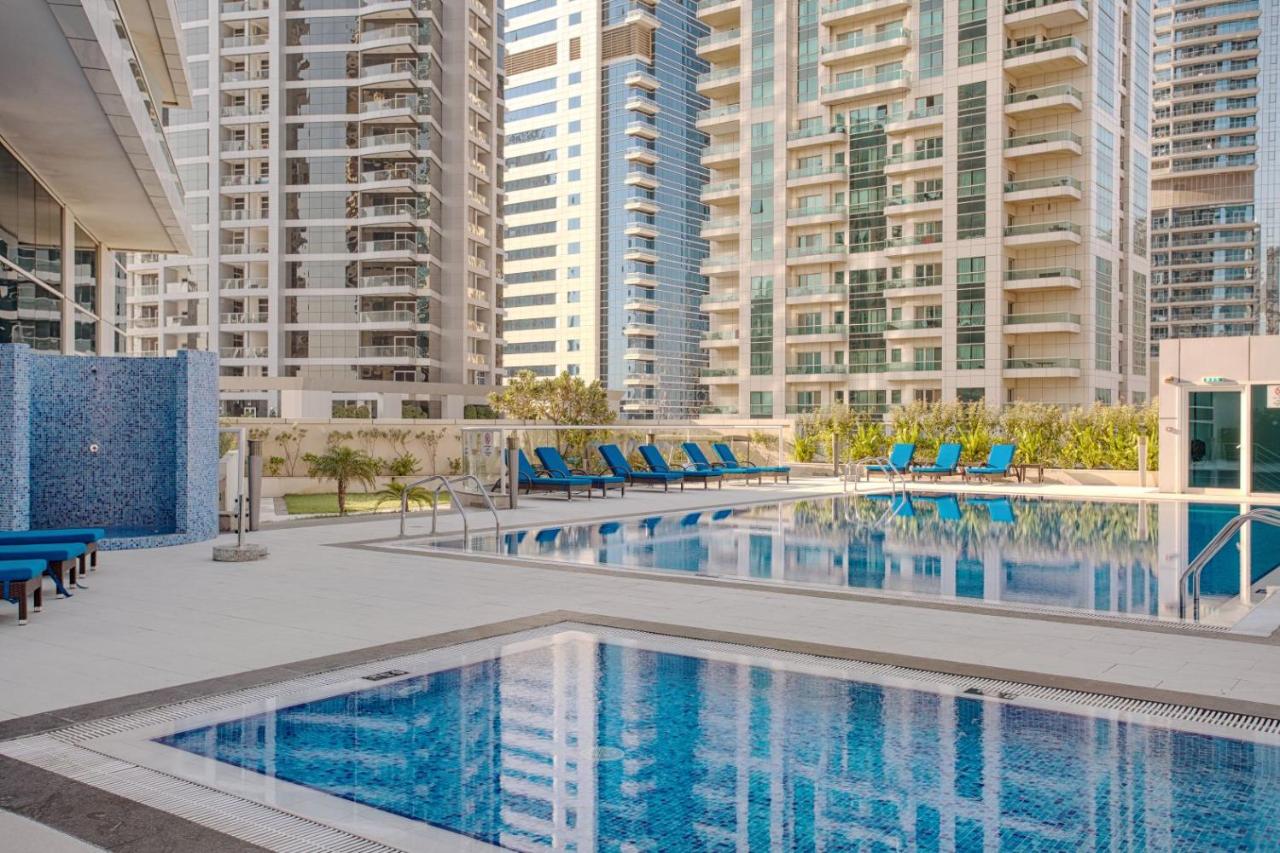 Nasma Luxury Stays - Marina-View Oasis With Balcony Steps From The Sea - Bed and Breakfast Dubai