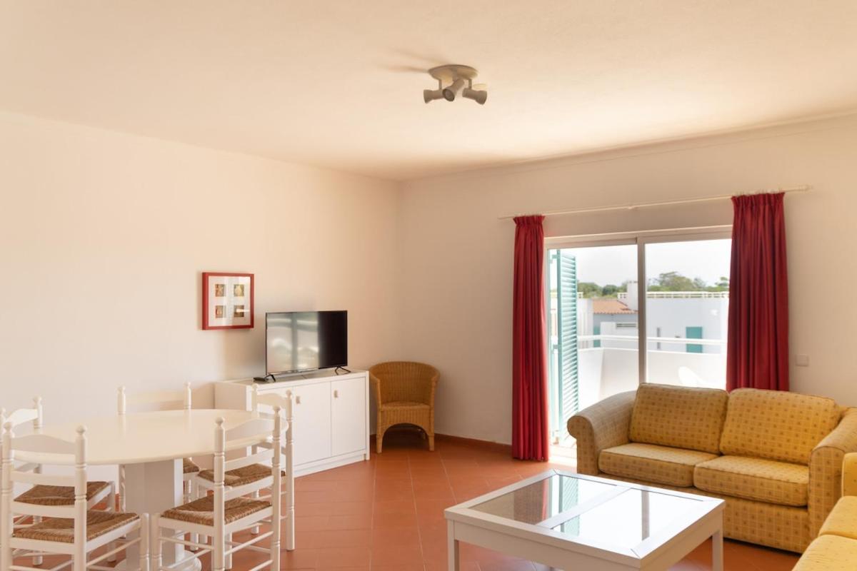Prainha 2 bed Apt with Pool, Air con and Beach Access - B&B Alvor
