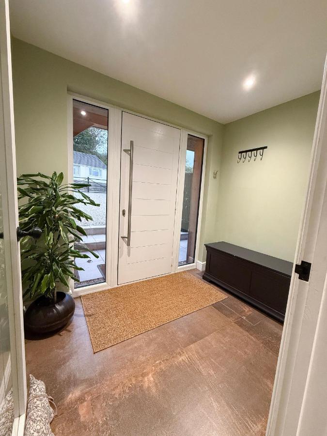 Beautiful 4-Bed Home - Gated Parking with EV Charging - Garden - Ferienwohnung Abbotskerswell