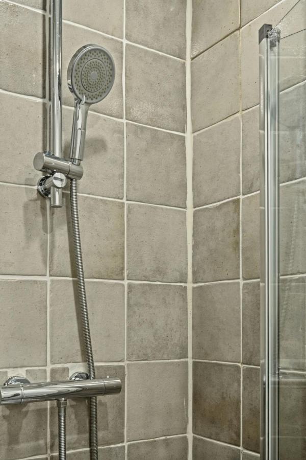 London - 2 Bed Stay - FREE Parking & WIFI - B&B London