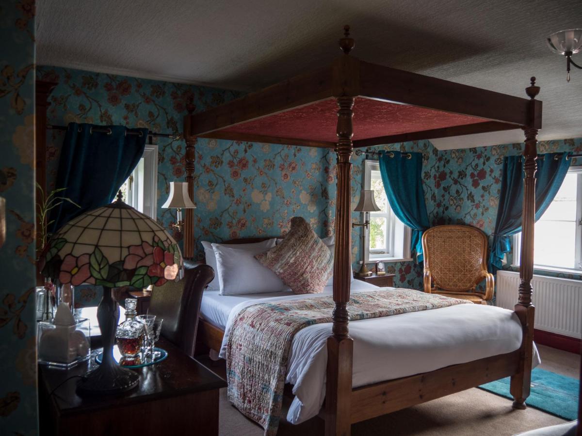 Chambre avec Lit à Baldaquin et Salle de Bains