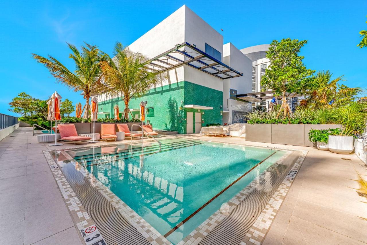 Chic Downtown Miami 2BR City Views Rooftop Pool - Bed and Breakfast Miami