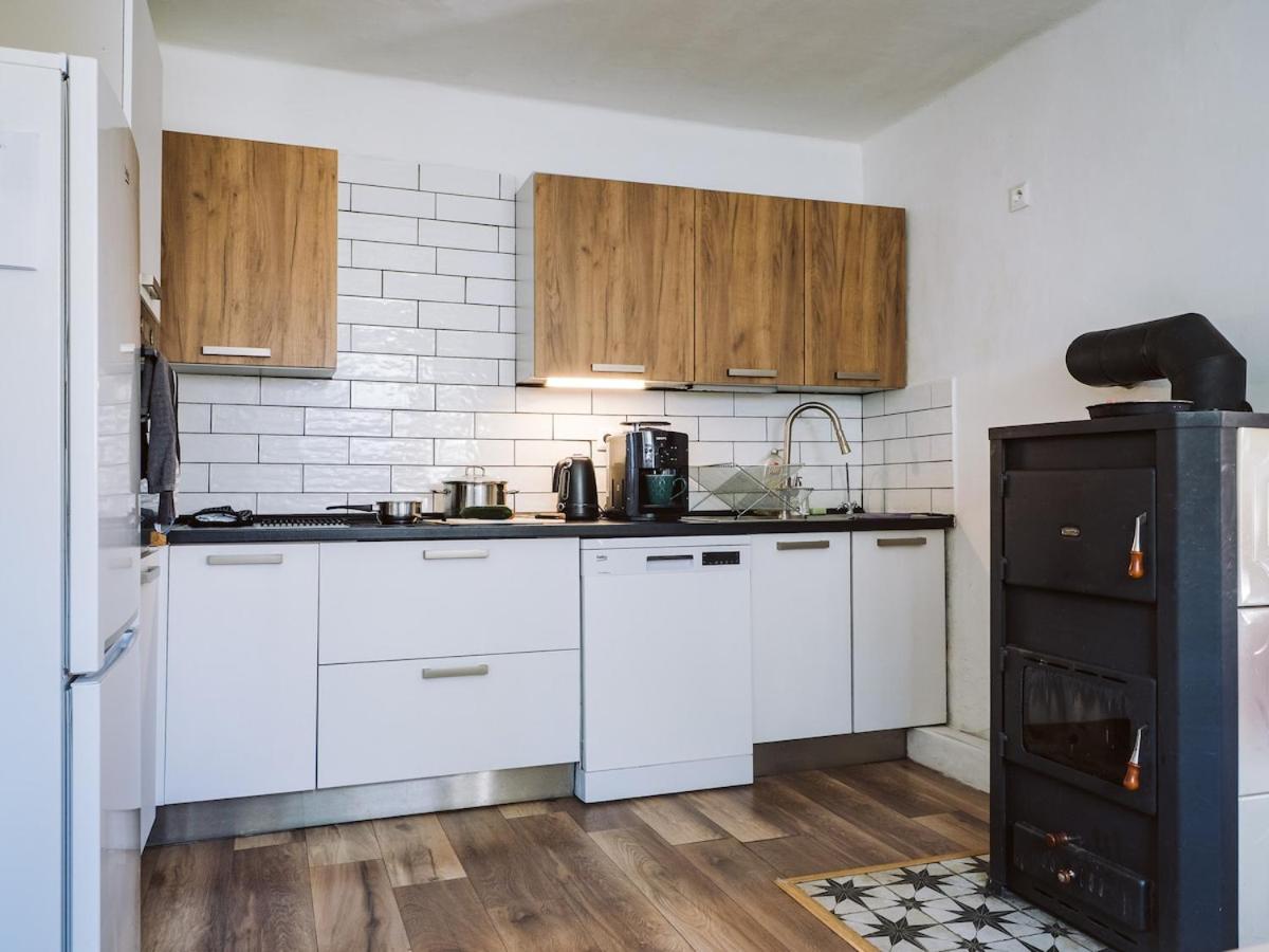 Relaxing Getaway - Newly renovated Farm House - Ferienwohnung Chraštice
