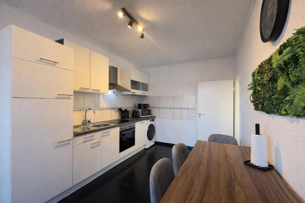 Business Apartment Ennigerloh I 6 Einzelbetten I 2 Bäder I Smart TV - Chambres d'hôtes Ennigerloh