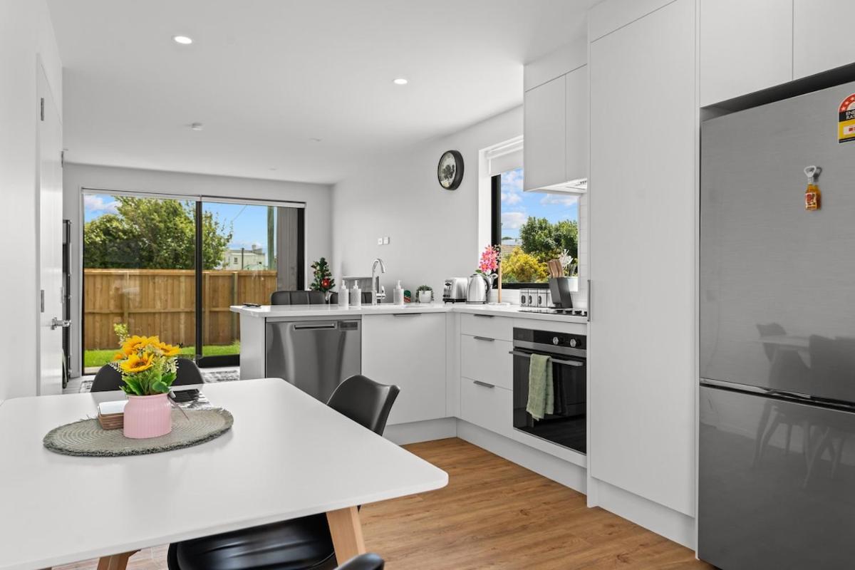 Luxury New 2Bed2Bath Minutes To CBD With Parking - B&B Christchurch