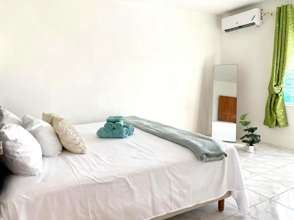 King St Penthouse 10 mins walk to Beach - B&B Montego Bay
