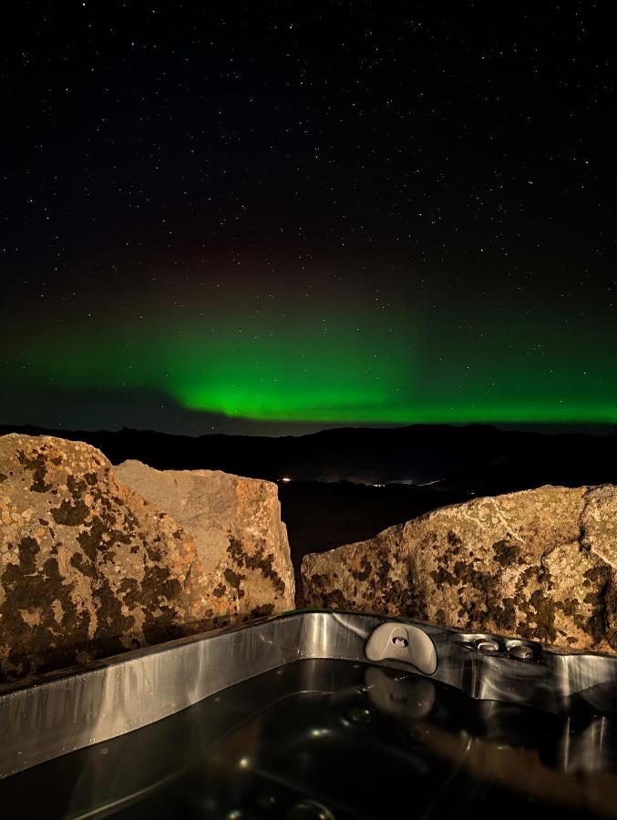Aurora Glass Cabin I Private Sauna and Jacuzzi - B&B Hvolsvöllur