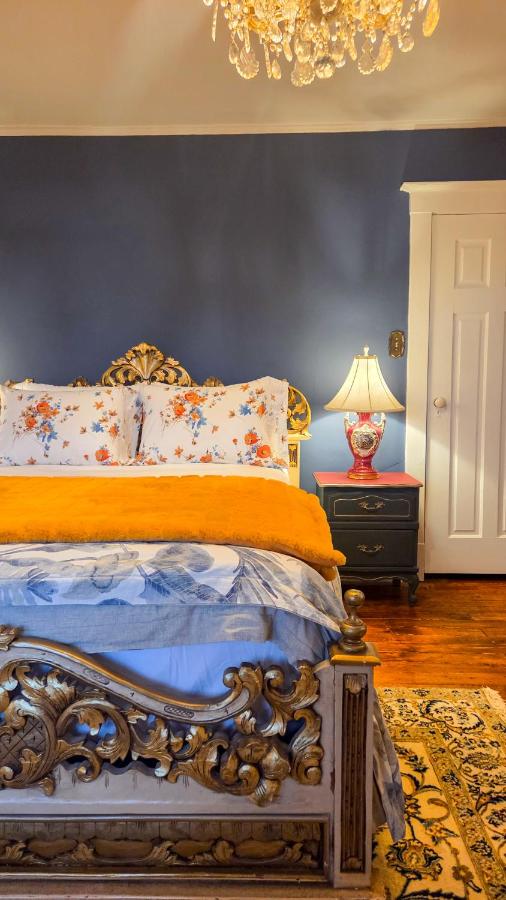 Habitación con cama grande y vistas al jardín