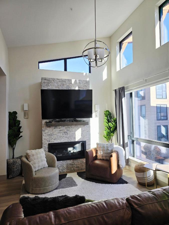4th Street Alpine Loft - New - Central Ski Hub - King Bed, Garage Parking, Hot Tub, Great Location - Ferienwohnung Silverthorne