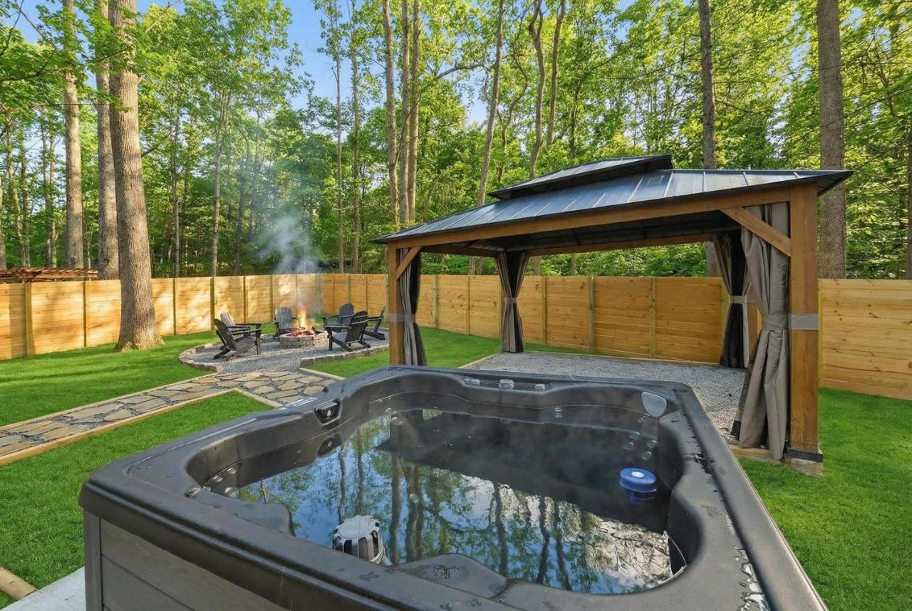 Rooftop - Hot Tub - Fenced Yard - New Construction - Chambres d'hôtes Gatlinburg