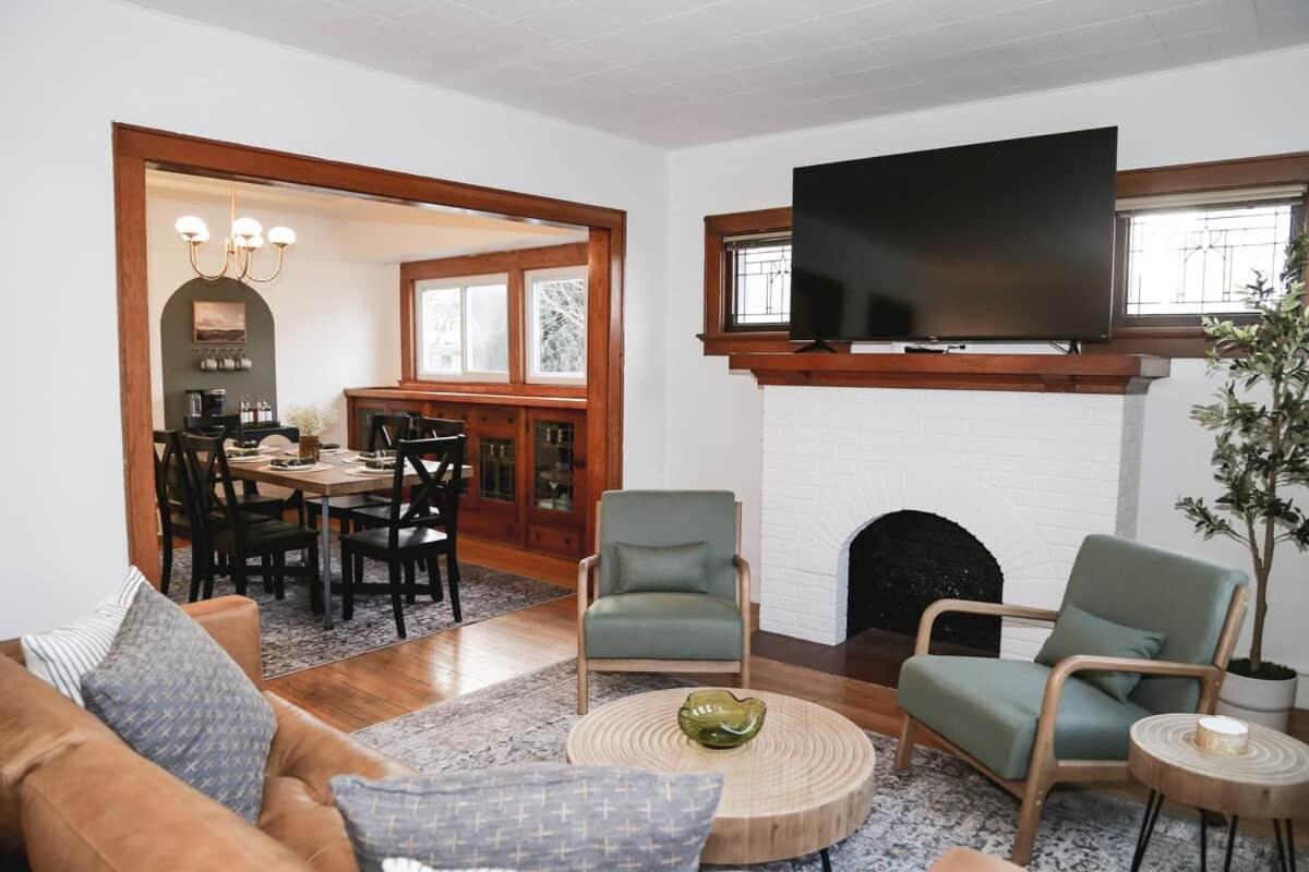 Mins to State Fair & AmFam Field |Sleeps 12|4BR + Parking - B&B Milwaukee