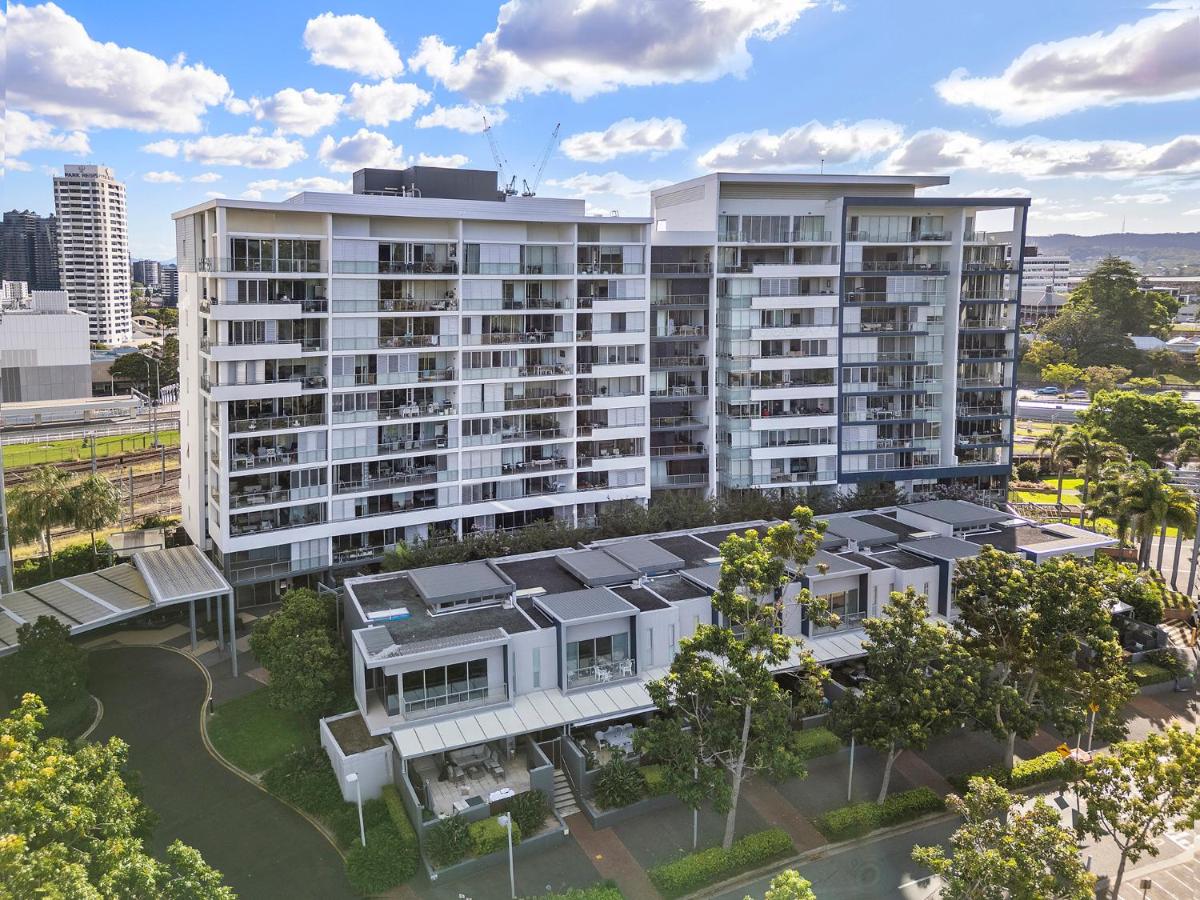 Stylish Roma Parklands Retreat - Stunning Park views from every room, Heated Pool, Gym, Private Carpark, Suncorp Stadium, 10 min walk to CBD - Chambres d'hôtes Brisbane