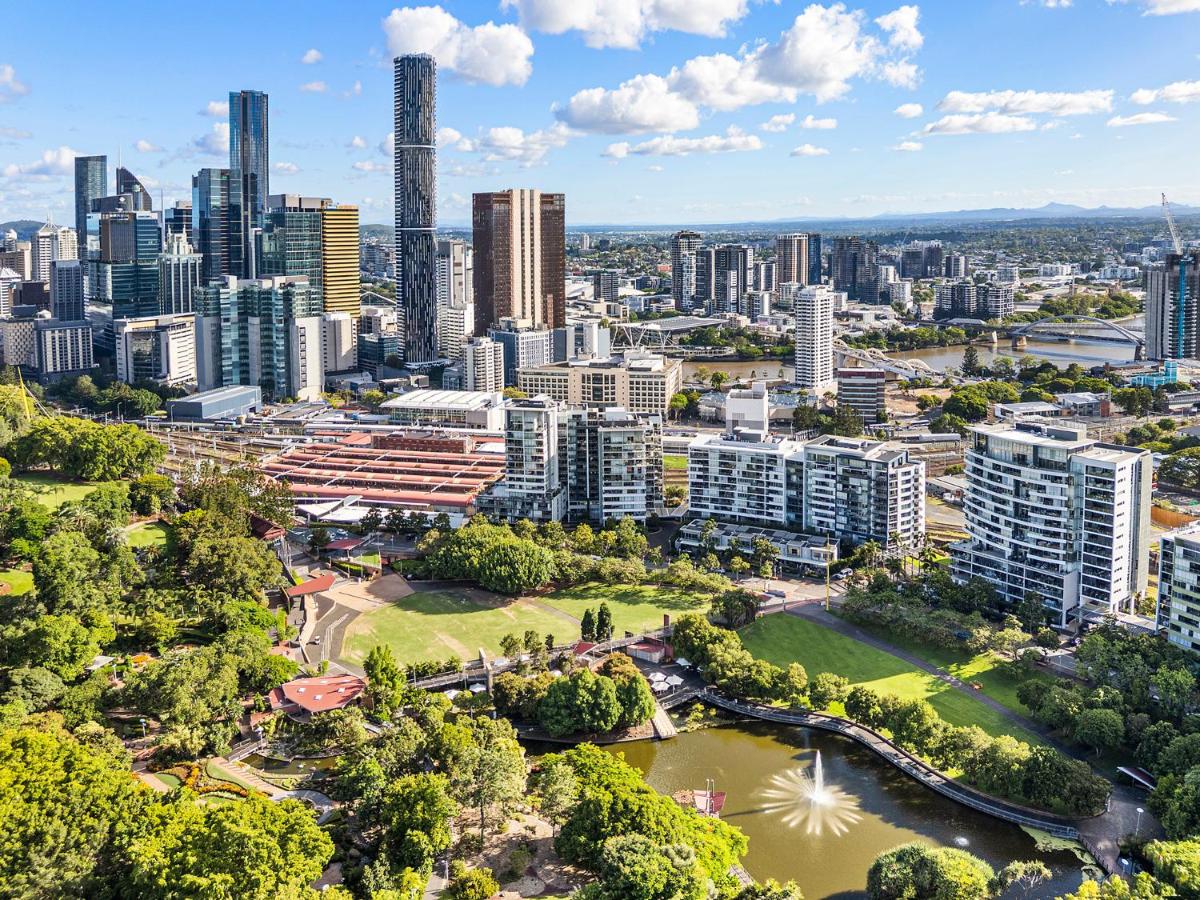 Stylish Roma Parklands Retreat - Stunning Park views from every room, Heated Pool, Gym, Private Carpark, Suncorp Stadium, 10 min walk to CBD - Chambres d'hôtes Brisbane