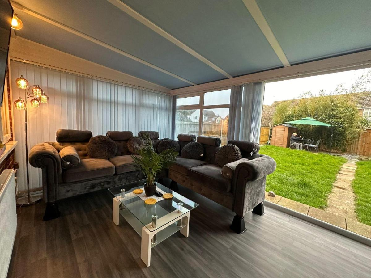 4 Bed House - Sleeps 8 - Pets - Parking - Wifi - Bed and Breakfast Great Clacton