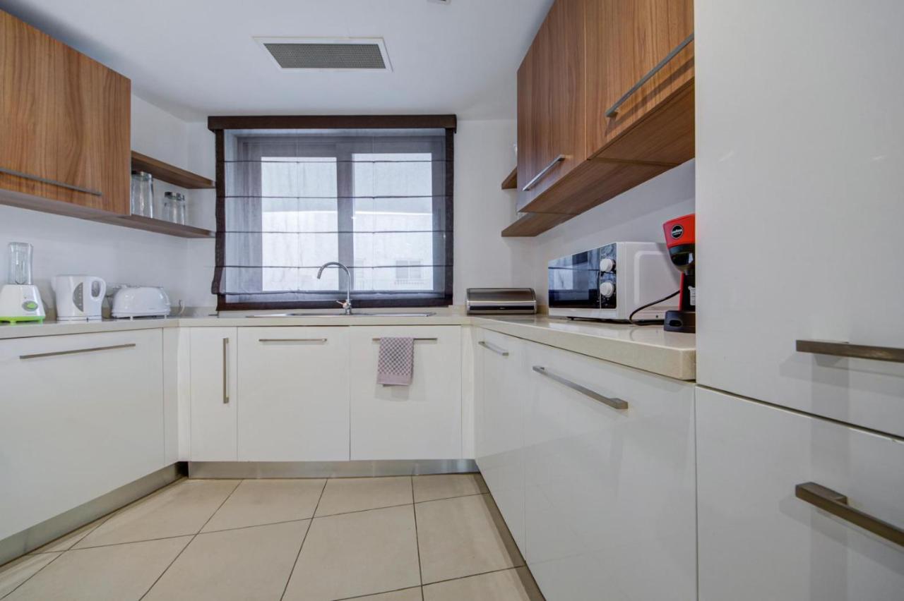Spacious 1-Bedr Apartment - Portomasso Marina - Chambres d’hôtes Birbuba