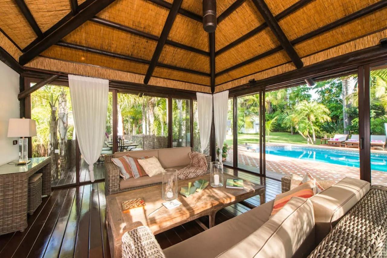 Villa in palm tree plantation, near the beach. - Chambres d’hôtes Marbella