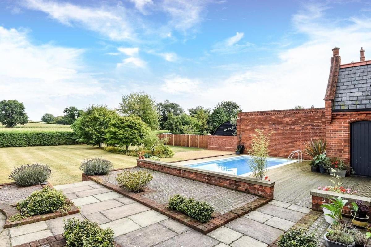 Old School meets Contemporary, sleeps 16 to 20 - B&B Ringland