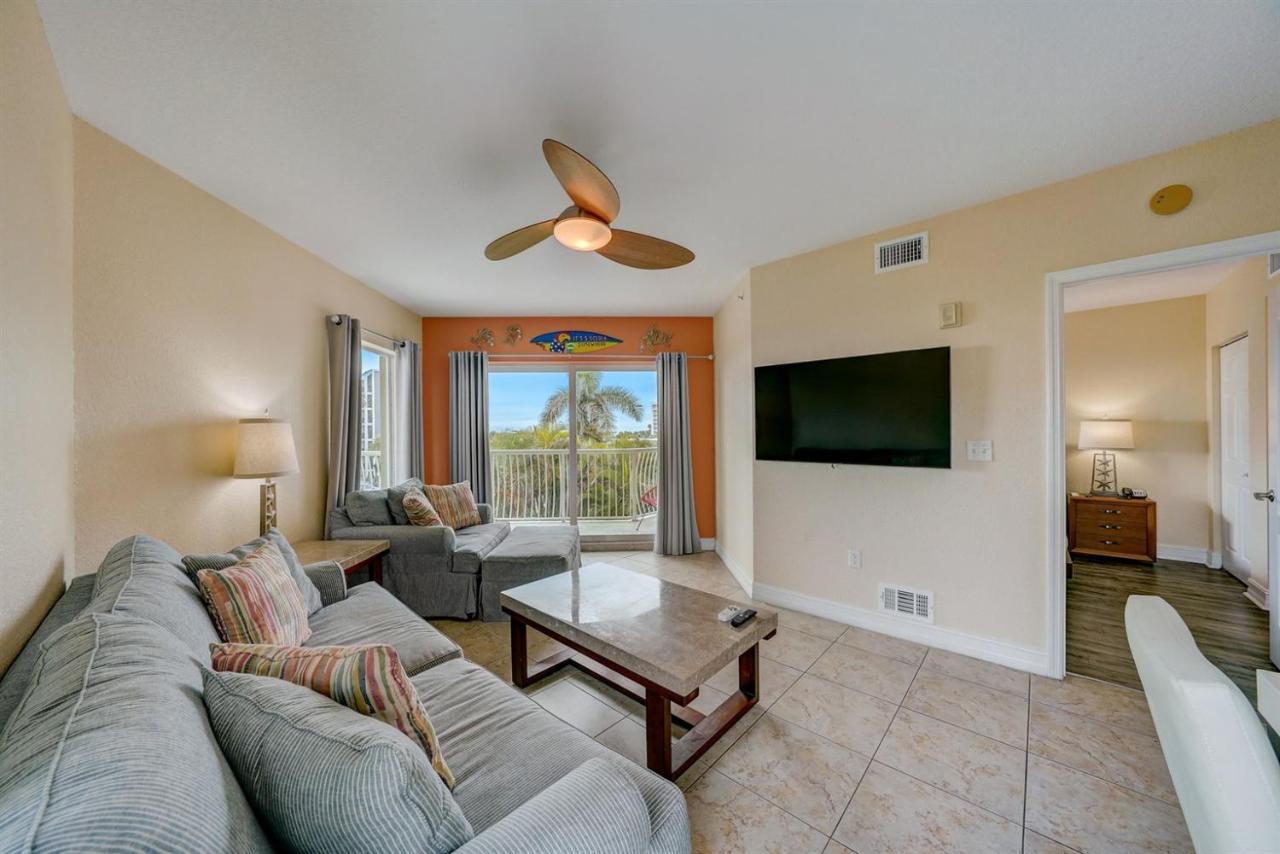 Spacious 2BR Oasis Steps to Treasure Island Beach - Ferienwohnung St. Pete Beach
