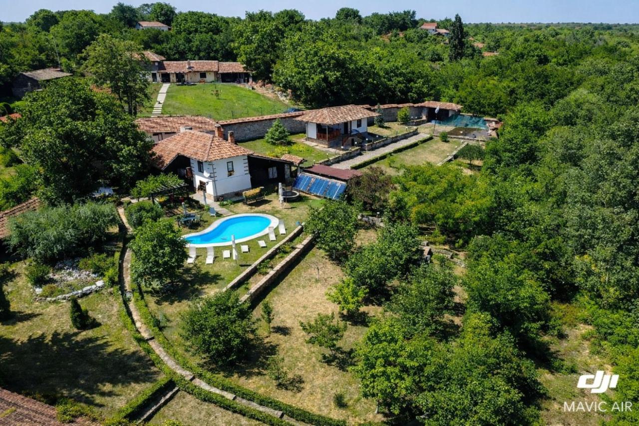 Дядо Цоньовата къща самостоятелен имот с басейн - B&B Sevlievo