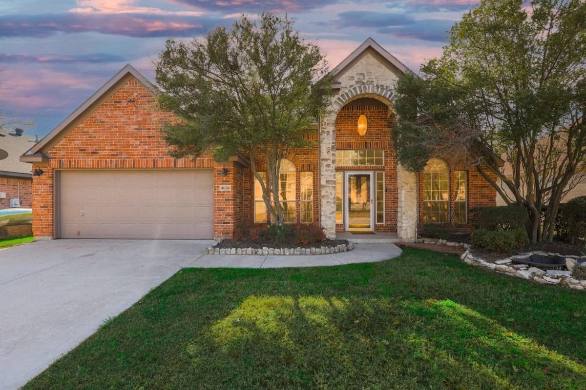 Elite 4BRHome with Hot Tub Pool and BBQ - Bed and Breakfast Haltom City