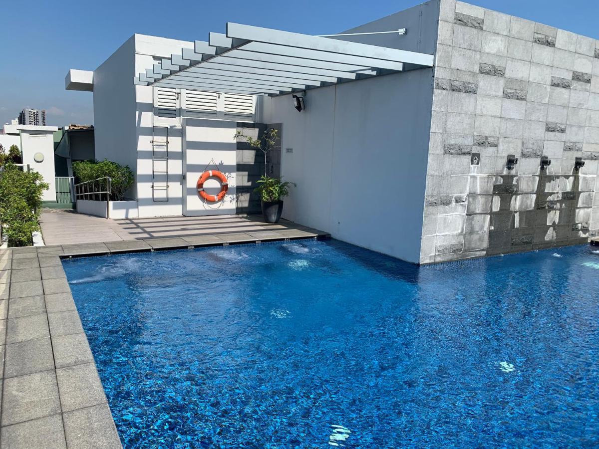 Sky Terrace w 2 rooms, kitchen, alfresco mini garden terrace pool near MRT - Chambres d'hôtes Singapour