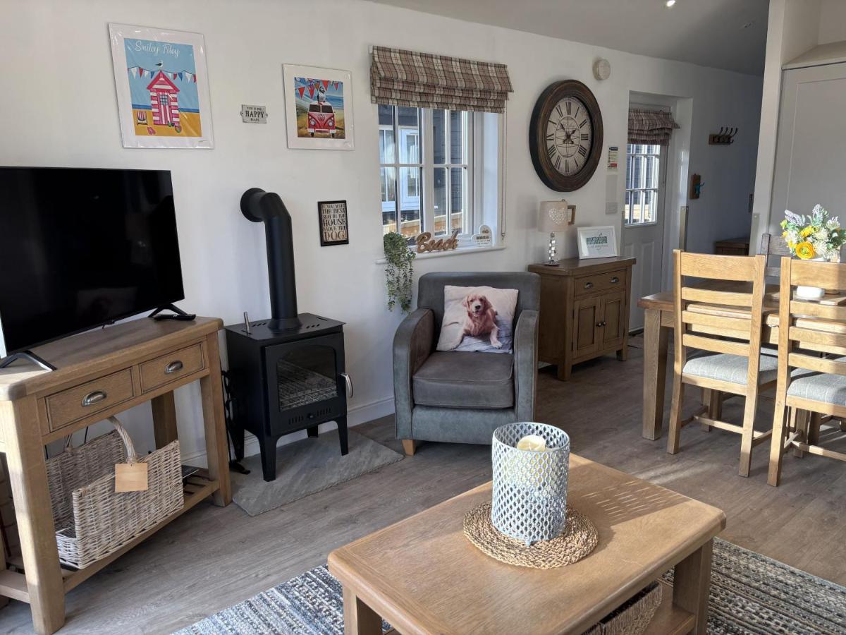 The Dog House on the Meadows, The Bay Filey, enclosed deck, 2 bedrooms with ensuites, 2 dogs welcome - Chambres d'hôtes Filey