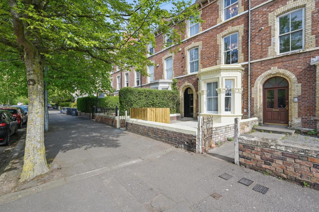 Great for groups, 7 bedroom 4 bathroom 2x parking by StayByNumbers - Chambres d'hôtes Belfast