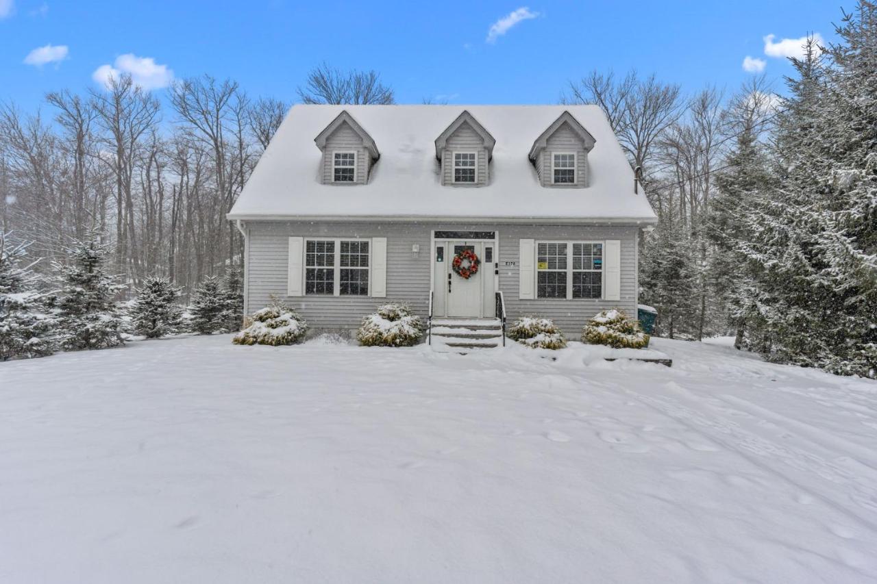 Evergreen Villa Poconos - Hot Tub, Fire Pit, Close to Kalahari, Great Wolf Lodge and Camelback - Chambres d'hôtes Tobyhanna