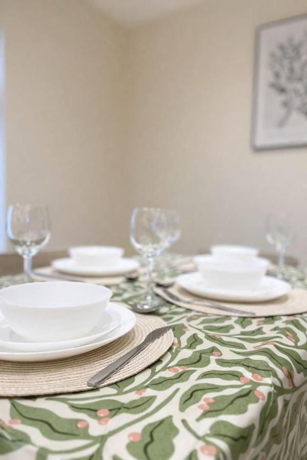 Spacious Contractor-Friendly House near NEC & Birmingham Airport - B&B Solihull