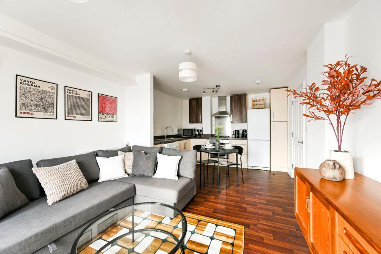 Luxury 1-Bed Home with Balcony and Sofa Bed in Tottenham - Ideal for Leisure, Contractors and Family stays - B&B Londra