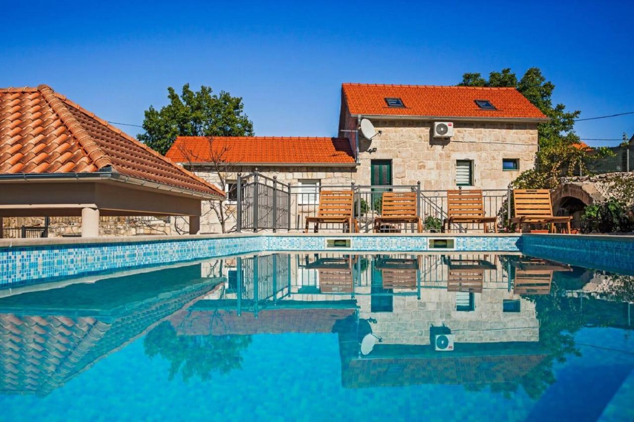 Holiday house Buljanovi Dvori with private pool - Chambres d’hôtes Runović