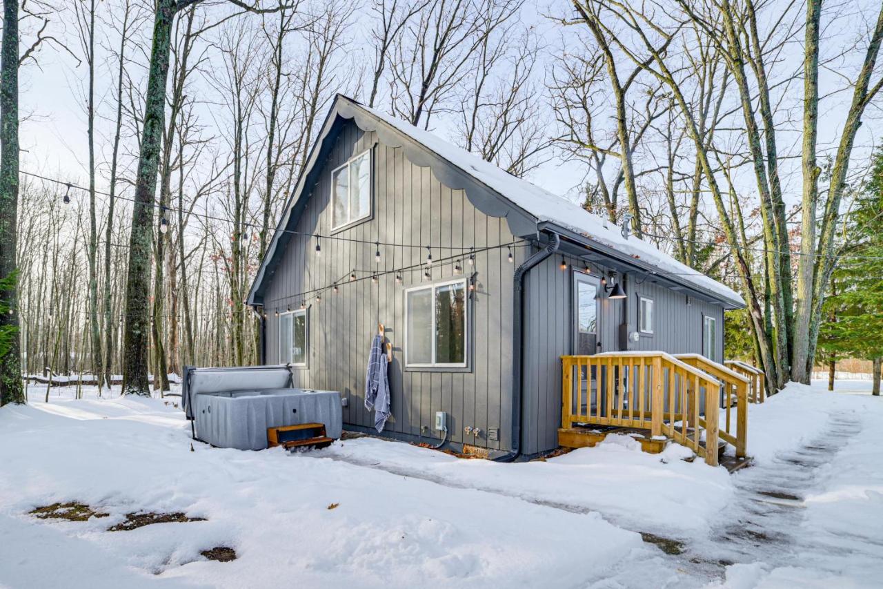 Roscommon Chalet with Hot Tub Near Higgins Lake! - Ferienwohnung Roscommon