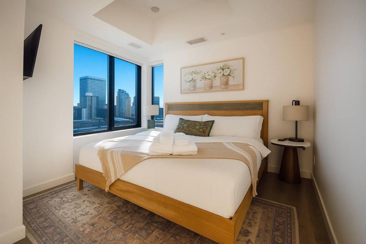 New 2BR Den Condo Gym Skyline View UG Park - Chambres d'hôtes Calgary