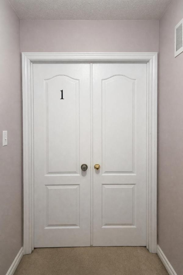 Spacious 2-Queen Bed Suite with Private Bath, TV, Mini Fridge & Walk-In Closet in Brampton Shared Home - 4 Baths, Full Kitchen, WiFi, Laundry & Deck - Near GO Station, Great for Groups! - B&B Brampton