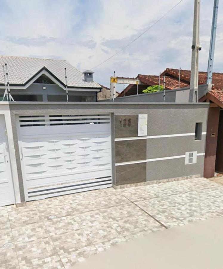 Casa confortável e aconchegante com piscina e churrasqueira com utensílios e roupas de cama - B&B Peruíbe