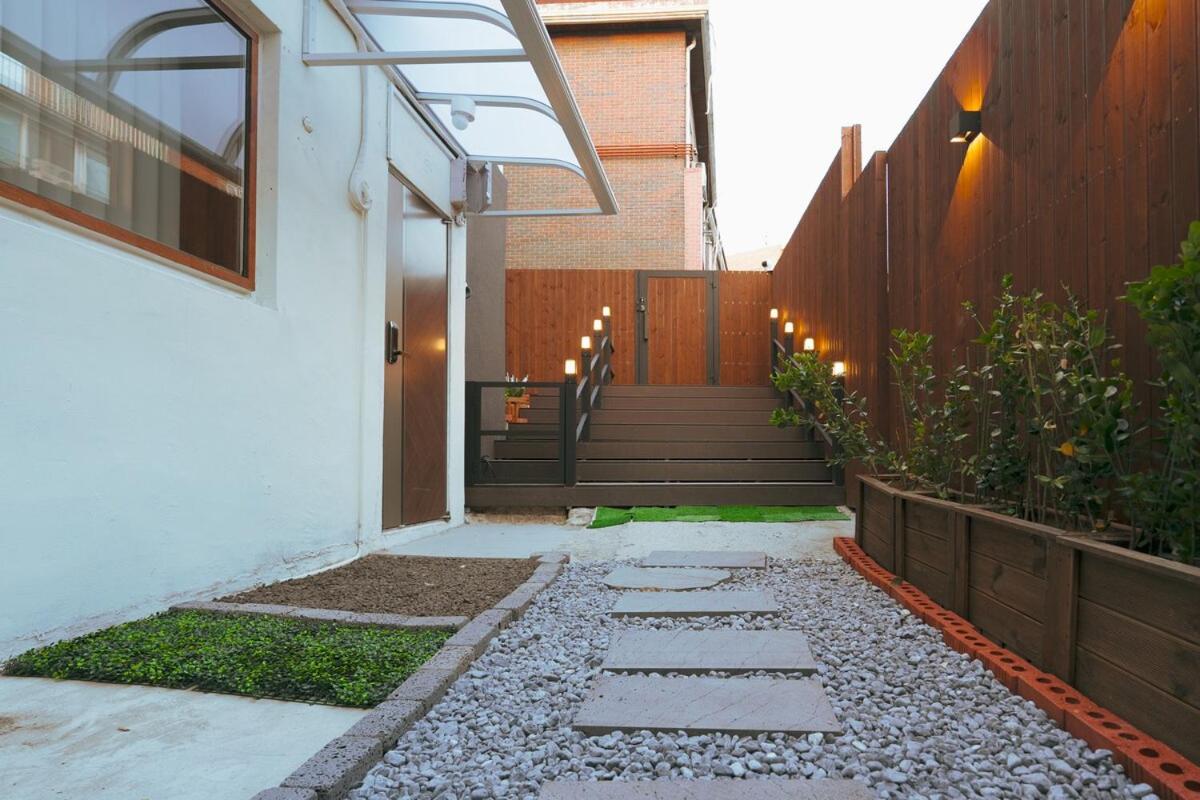 10 minutes from Hongdae Station, 3 rooms 2 bathrooms, king bed, private yard, free parking, up to 7 guests, free luggage storage - Chambres d'hôtes Séoul