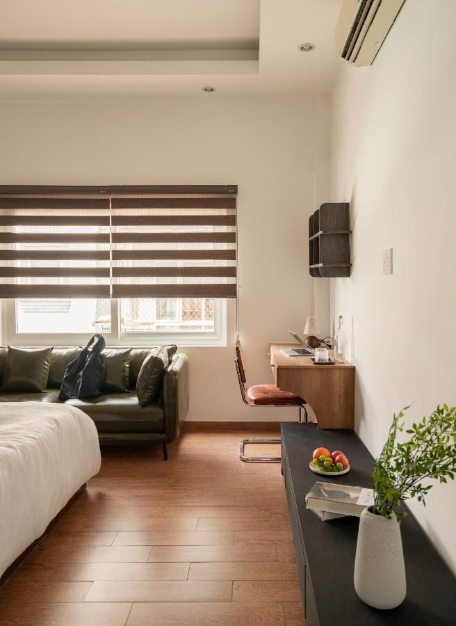 Zimmer mit Queensize-Bett und Balkon