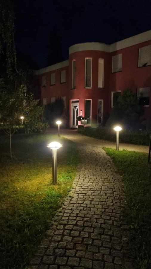 Residence Moai - Riverside - Monteur Apartment - kostenloser Parkplatz, WLAN, Waschtrockner, Smart TV - B&B Erlangen