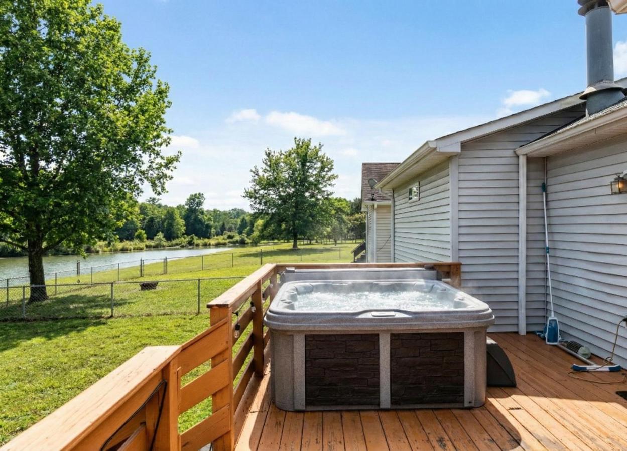 3BR Lakefront in Nashville with BBQ & Hot Tub - B&B Nashville
