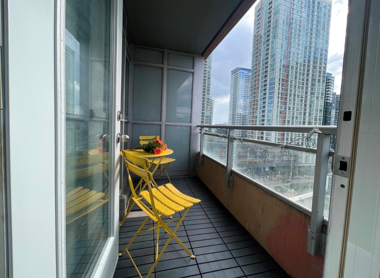 2 Bedroom 2 Bathroom Condo Balcony Iceboat Terrace Downtown Toronto - B&B Toronto