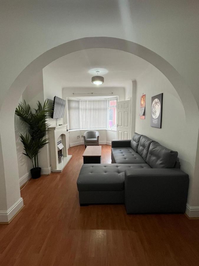 3BR Home, Parking, Families, Contractors, Wi-Fi - B&B Liverpool