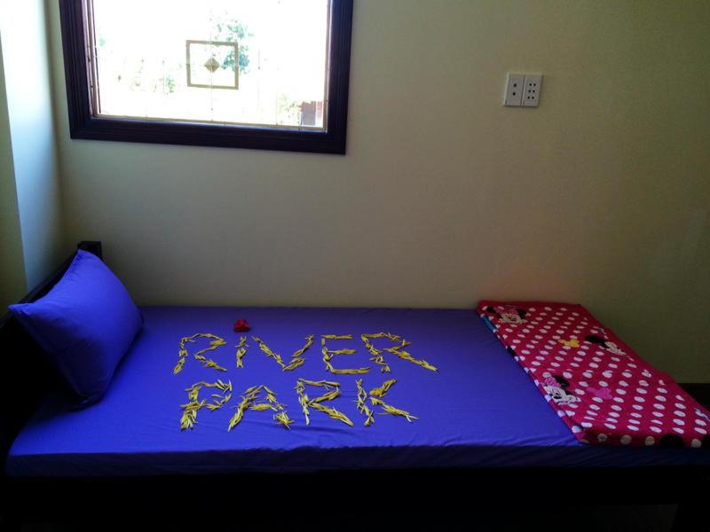 Cama individual en dormitorio mixto