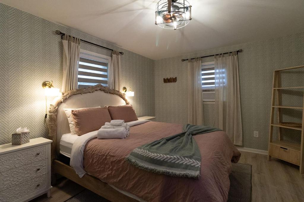 Quiet Cottage In The Woods, with Hot Tub! - B&B Glenmoore