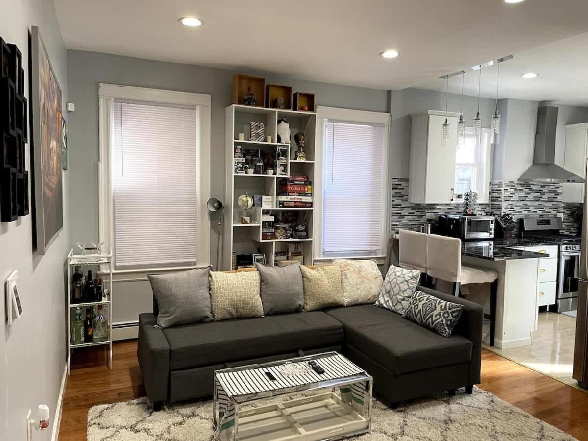 NYC-Bound 3 BR Apt, Parking Outdoor Urban Oasis - Ferienwohnung Jersey City