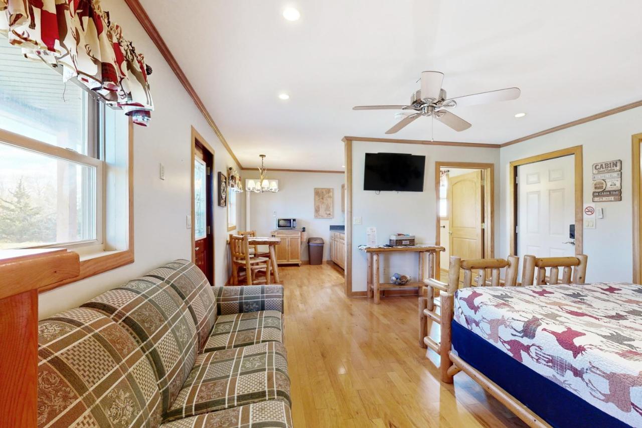 Cabin 2: Lakeside in Murphysboro - B&B Etherton
