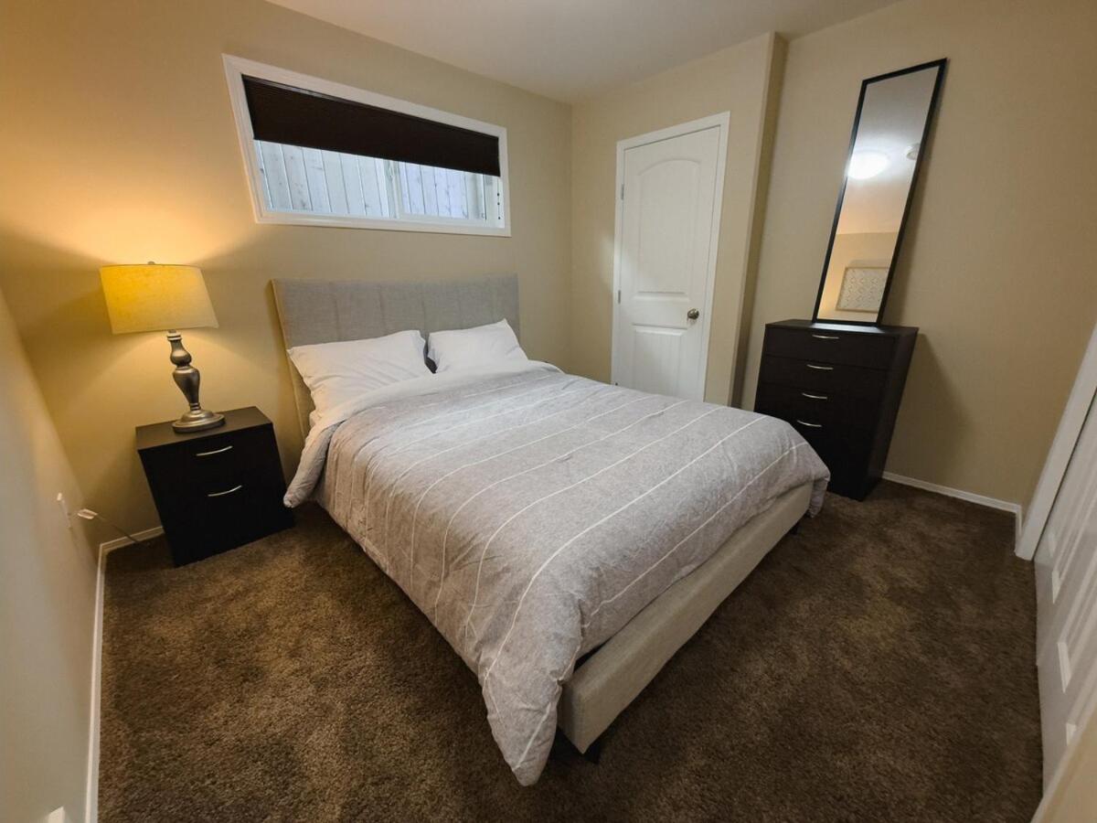 Spacious 4BR with King Suite - Garage - Netflix - B&B Lloydminster