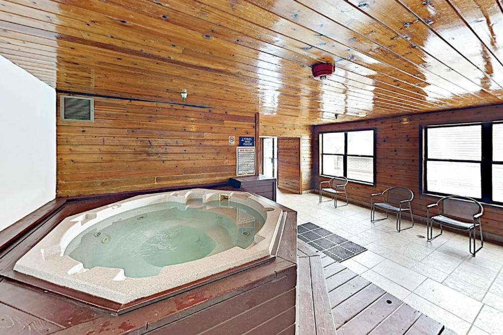 Main Street Luxury- Downtown with Hot Tub + Trails - Chambres d'hôtes Winter Park