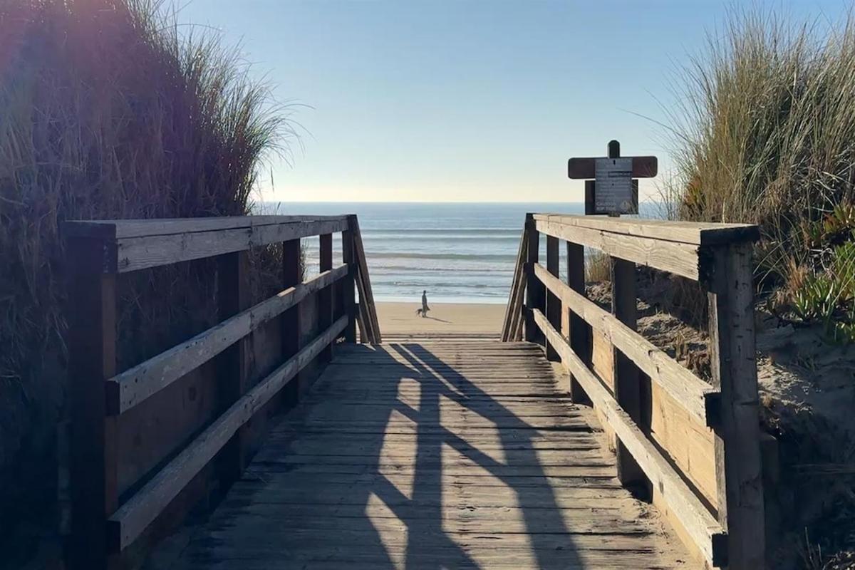 Oceanview Luxury - 5BR - Hot Tub - Steps to Beach - Chambres d'hôtes Watsonville