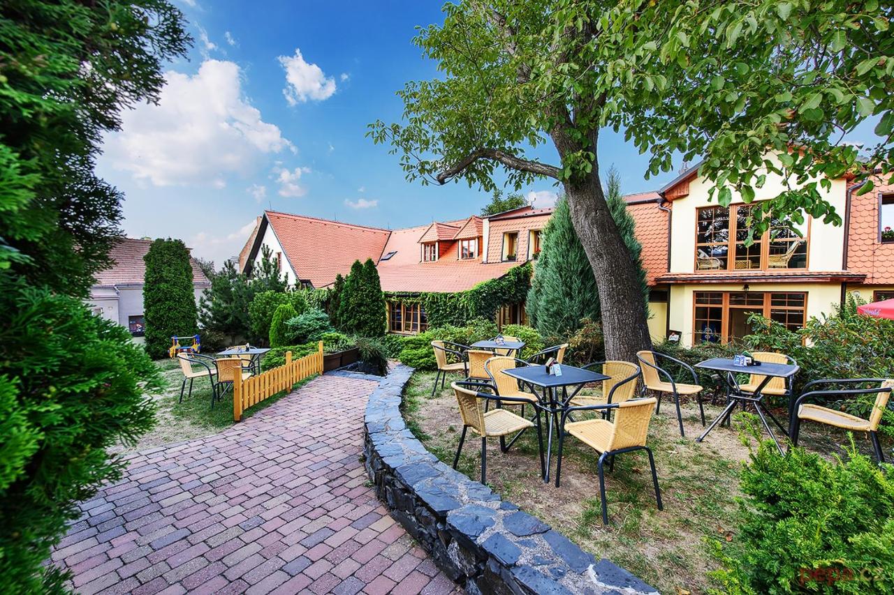 Restaurace a Penzion U Palečků - Bed and Breakfast