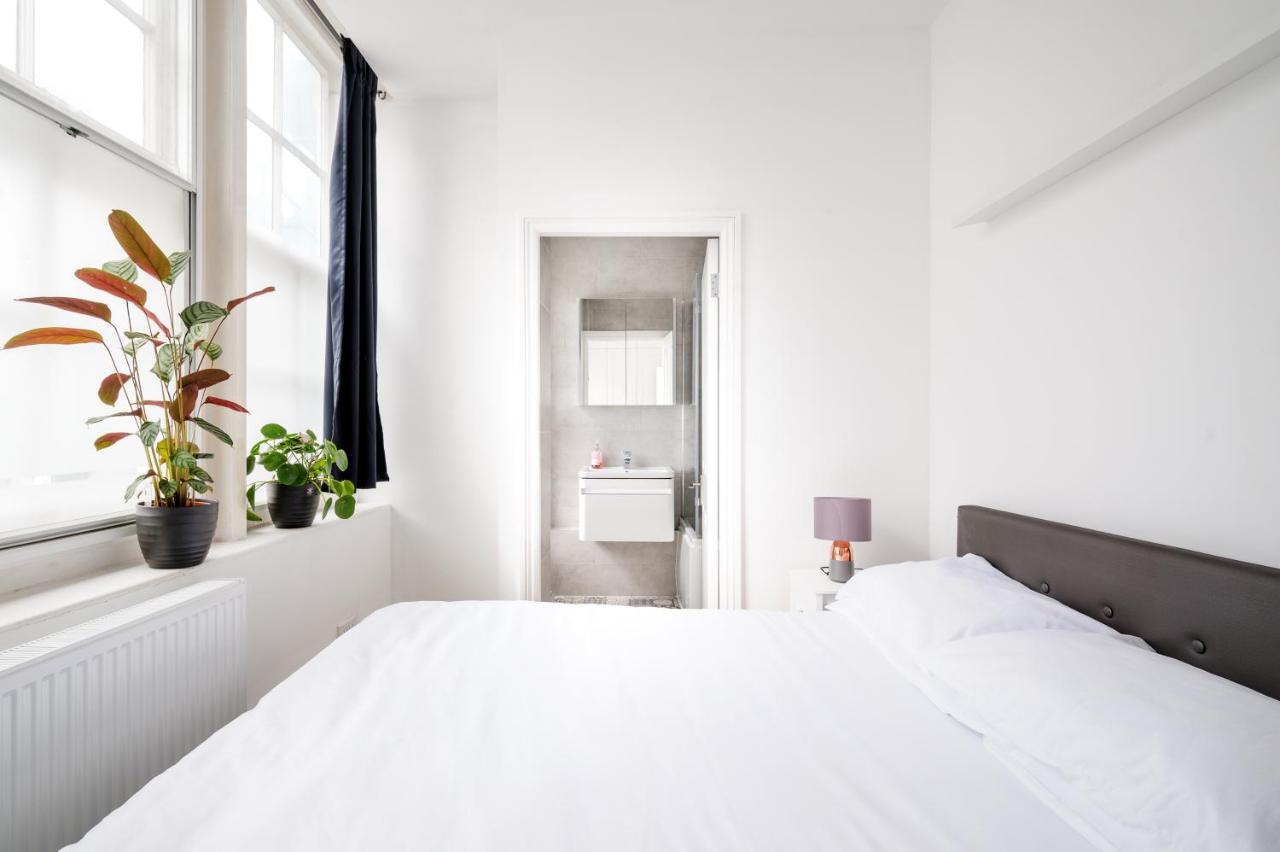 Serene One Bedroom Apartments Holborn, 10 Min Walk to Oxford Street - Bed and Breakfast Londen